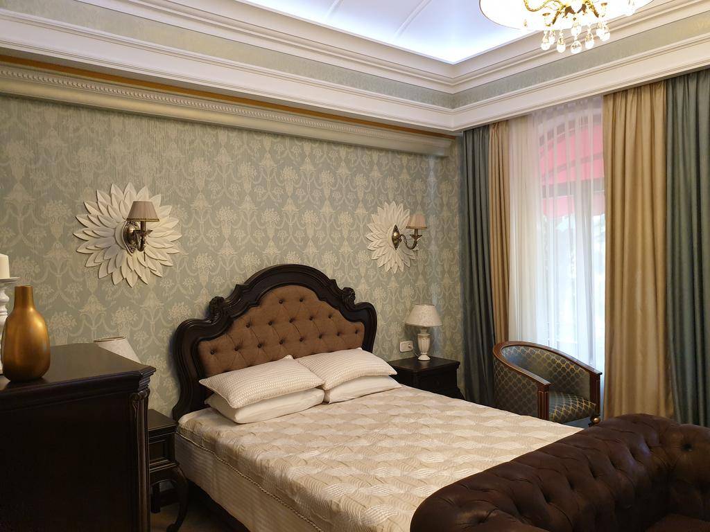 Кровать в отеле «Ницца» в Ялте