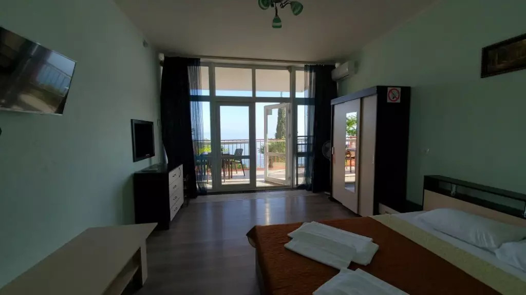 Двухкомнатный люкс с отдельным входом и террасой с видом на море в отеле Жуковка, Парковое
