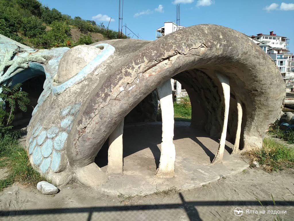 Огромная рыбная пасть на пляже санатория «Донбасс» в Ялте
