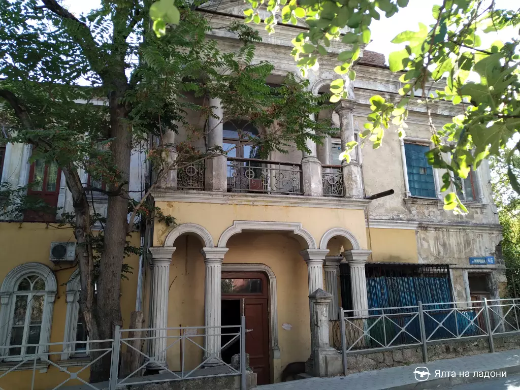 Дом княгини Волконской на улице Кирова 46 в Ялте, Крым