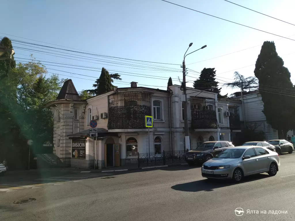 Доходный дом Крумана на углу Партизанской и Кирова в Ялте
