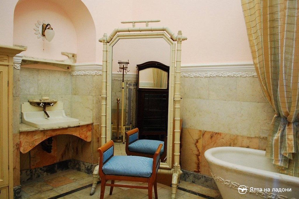 Ванная комната Ливадийского дворца в Крыму
