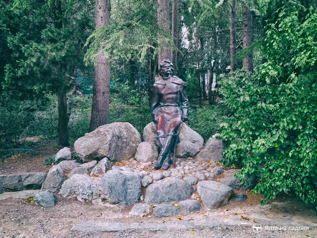 Памятник Горькому в Мисхорском парке, Крым
