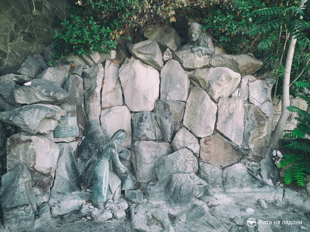 Фонтан «Разбойник Али-Баба и девушка Арзы» в мисхорском парке Кореиза