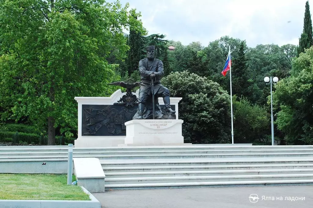 Памятник Александру Третьему в Ливадийском парке, Ялта, Крым