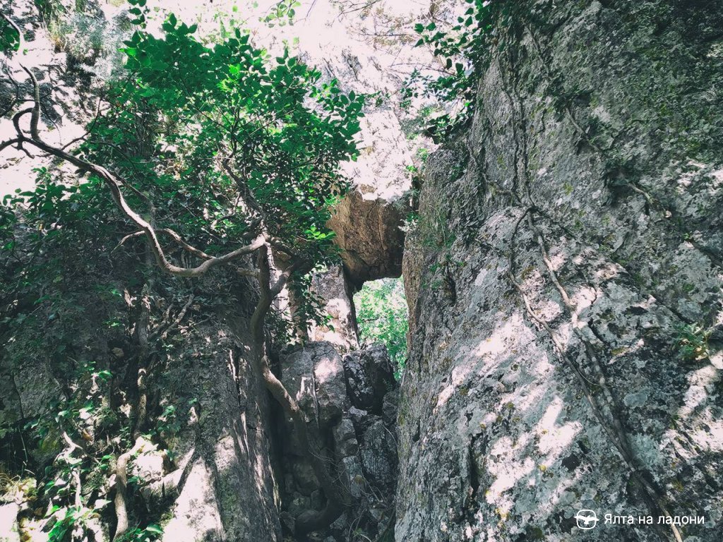 Застрявший между скал камень на горе Хачла-Каясы в Крыму