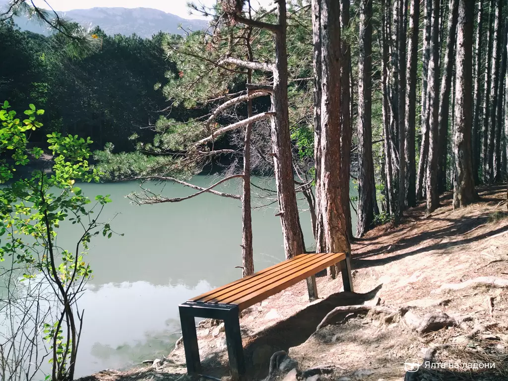 Бирюзовое озеро со скамейкой в Крыму