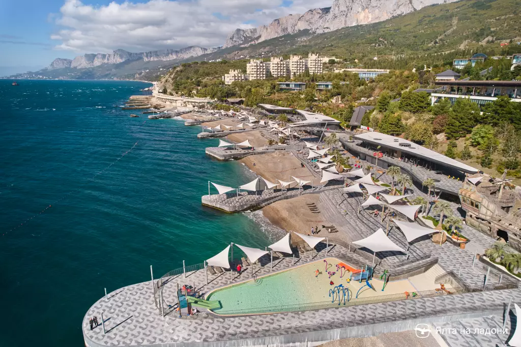 Пляж отеля Мрия в Крыму