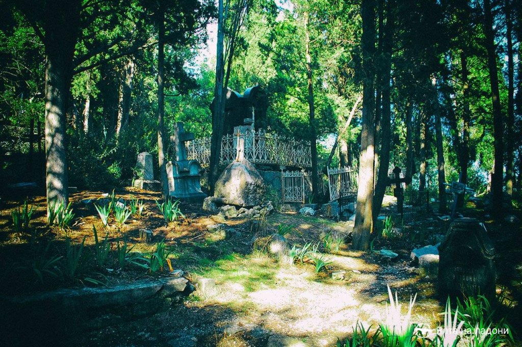 Кладбище 19 века у храма Архангела Михаила в Алупке