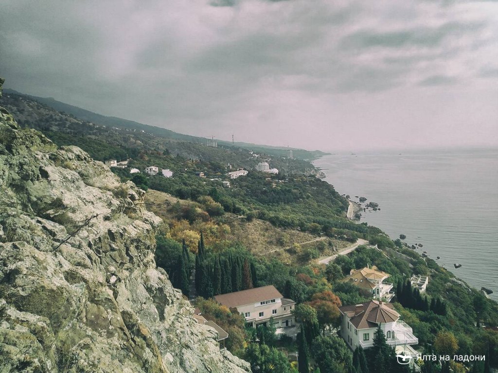 Вид на Кастрополь со скалы Ифигения