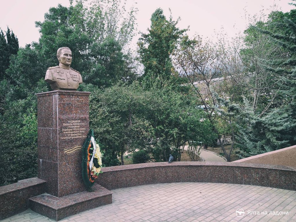 Памятник Наджабову в Ялте, Крым