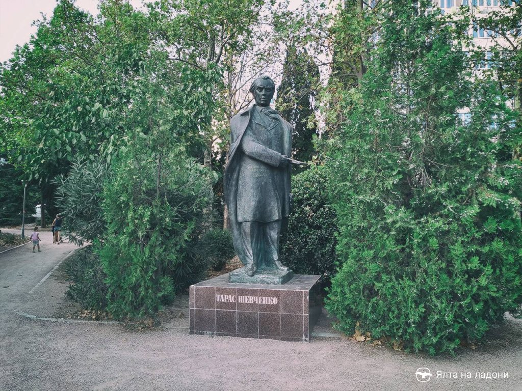 Памятник Тарасу Шевченко в Ялте