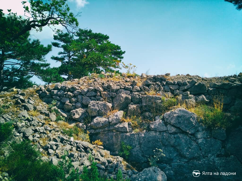 Остатки крепостных стен Алупка-Исар в Крыму