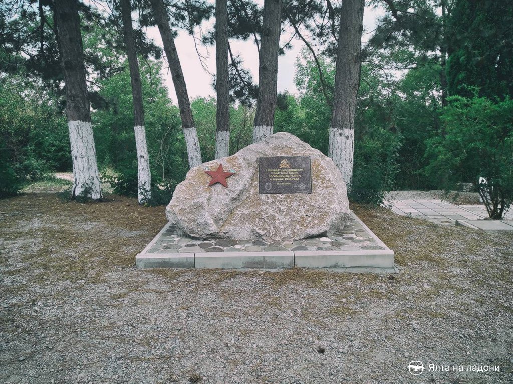 Памятник пяти неизвестным солдатам в Оливе, Крым