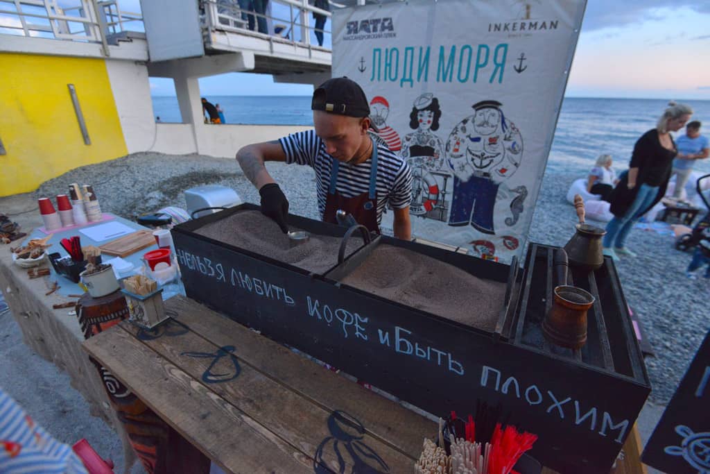 Арт-пикник «Люди моря» на Массандровском пляже, Ялта