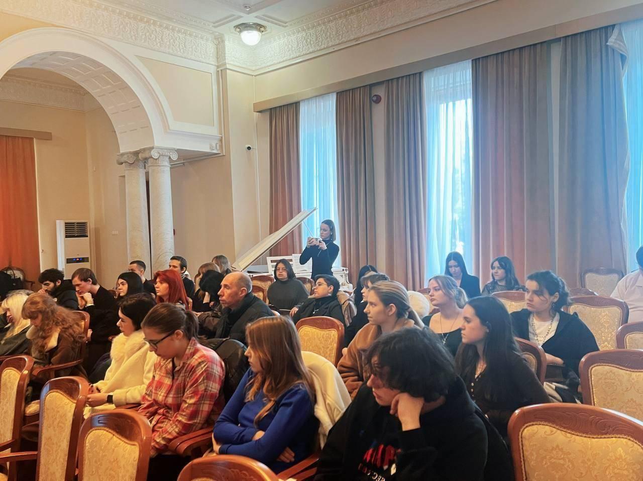 Литературная гостиная «Иллюзия страха: мистическое и фантастическое в творчестве Эдгара Аллана По» в Ялте