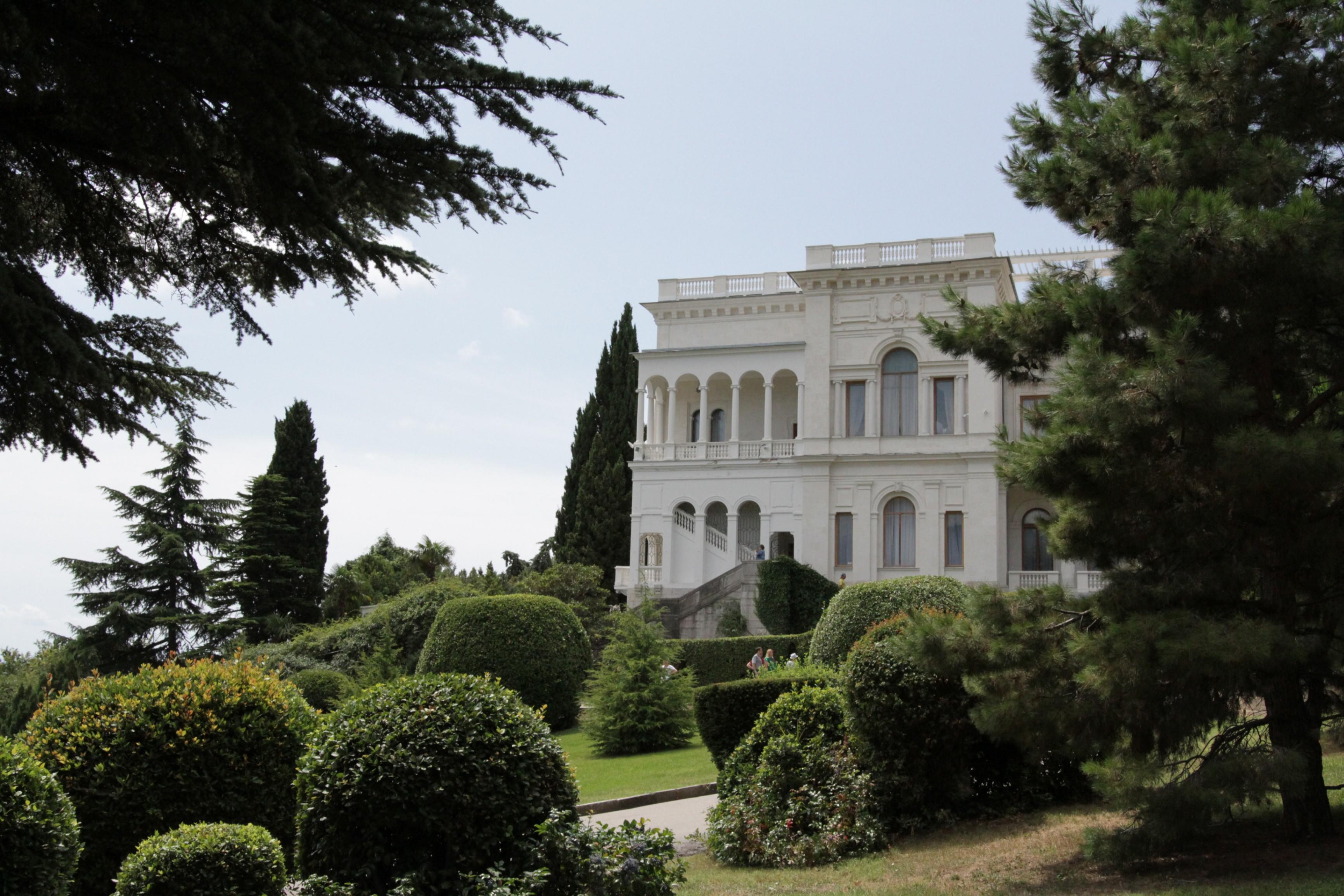 Выставка «Ливадийский дворец в палитре юных художников» в Ялте