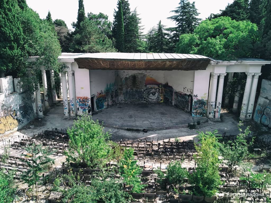 Заброшенный летний кинотеатр в Крыму