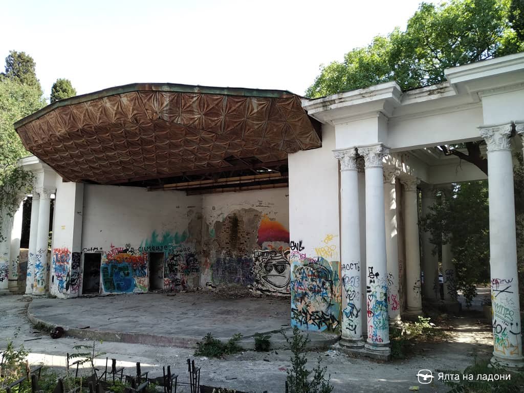 Заброшенный кинотеатр в паке Мальцова в Симеизе