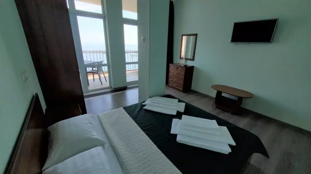 Трехместный двухкомнатный люкс с кухней с видом на море в отеле Жуковка, Парковое
