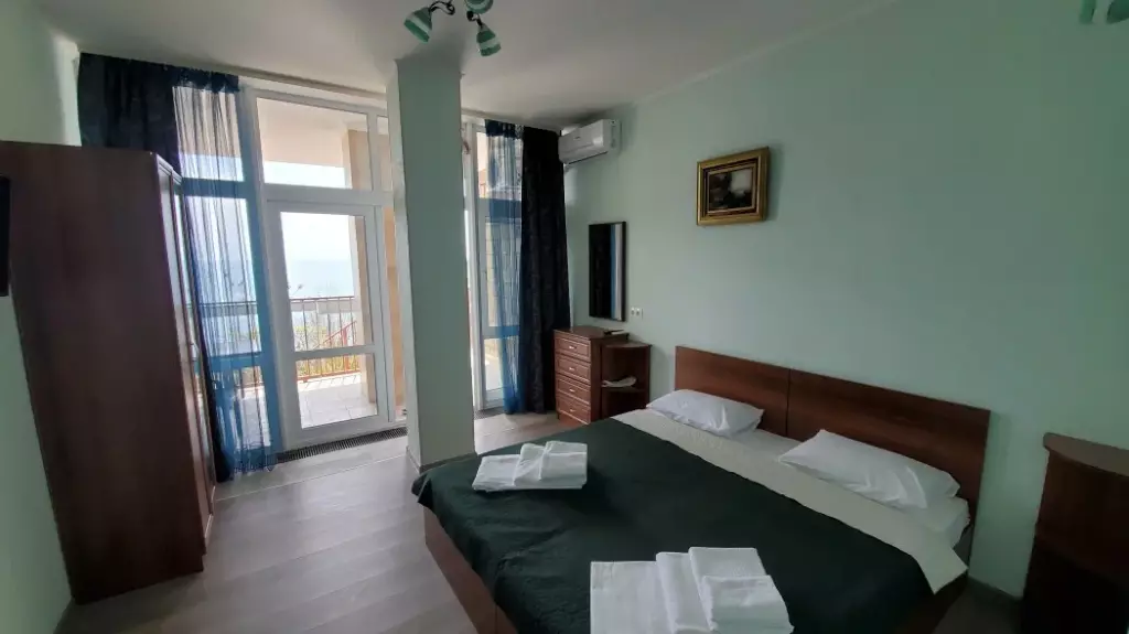 Однокомнатный люкс с отдельным входом и террасой с видом на море в отеле Жуковка, Парковое