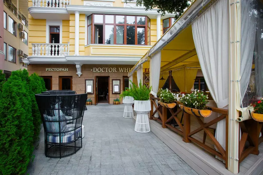 Вход в виски-отель Пушкинский дом в Ялте, Крым