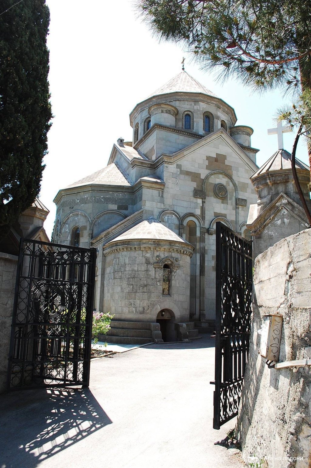 Армянская церковь Св. Рипсиме в Ялте