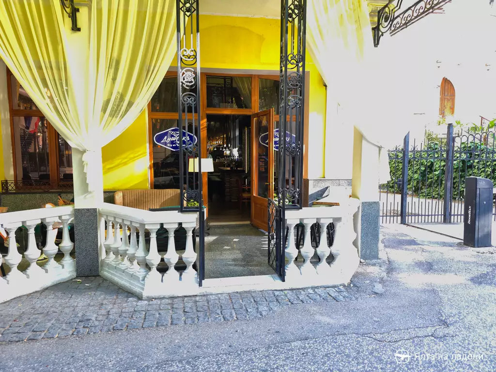 Бар Душечка на Чехова в Ялте снаружи