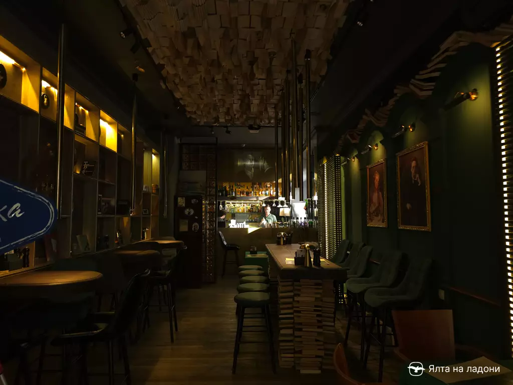Бар Душечка на Чехова в Ялте внутри
