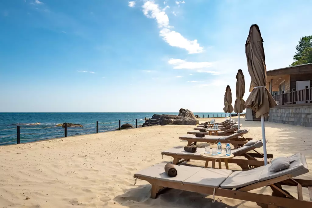 Пляж отеля Дача Рахманинов в Крыму