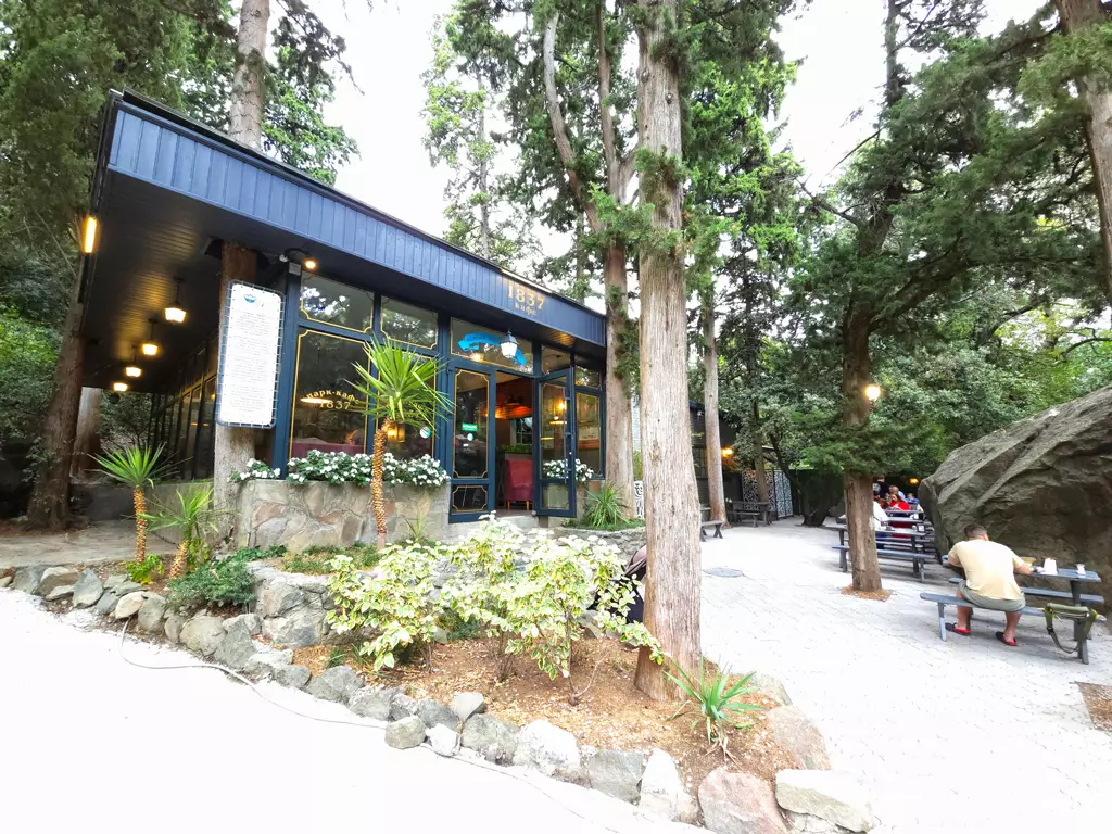 Парк-кафе 1837 в Воронцовском парке Алупки, улица Амет-Хана Султана