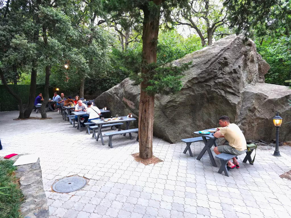 Кафе с летней террасой в верхней части Воронцовского парка, Алупка