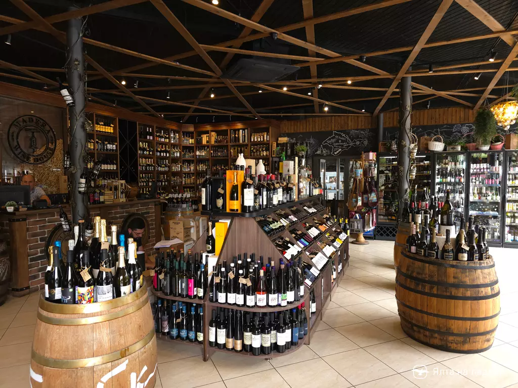 Винный магазин Мадера в Гурзуфе на Южнобережном шоссе