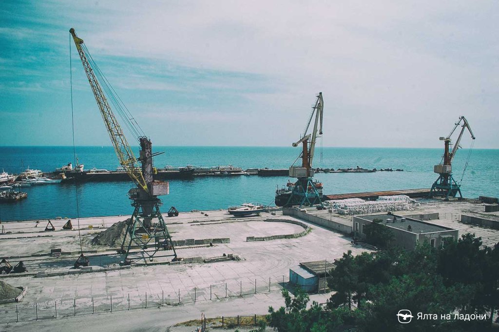 Ялтинский грузовой порт в Крыму