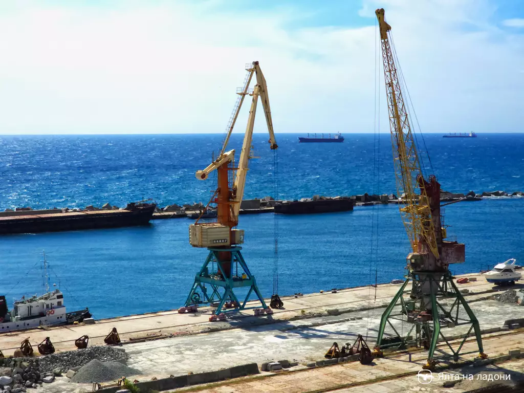 Ялтинский грузовой порт в Крыму