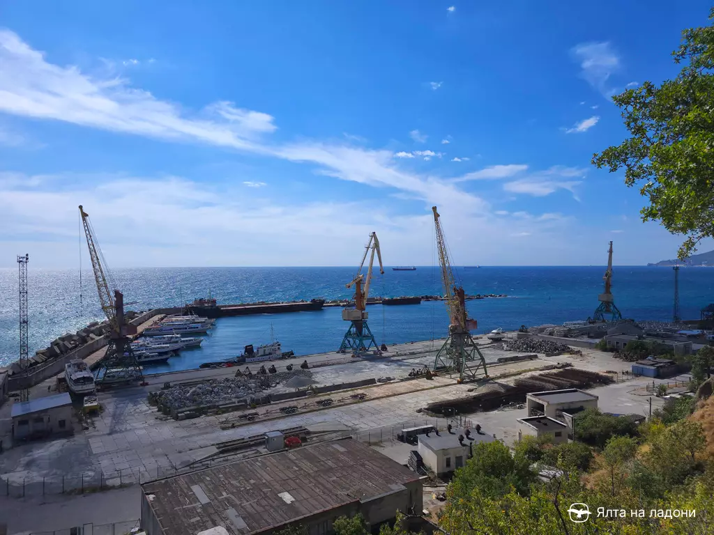 Грузовой порт Ялты в&nbsp;Отрадном