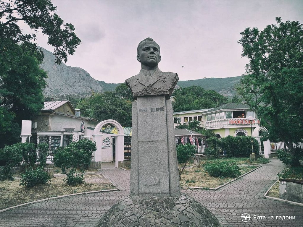 Памятник Юрию Гагарину в Форосе, Крым