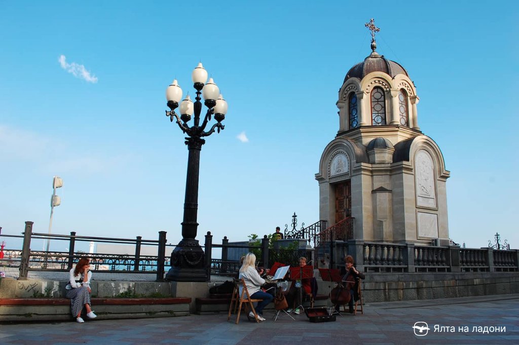 Часовня Новомучеников и Исповедников Российских на набережной Ялты