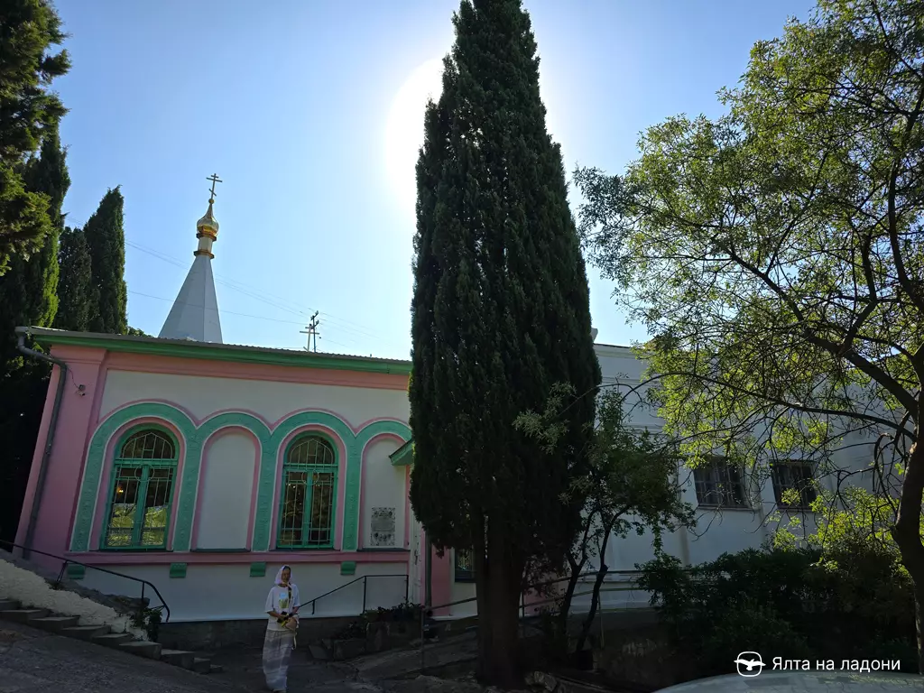Церковь Святого Великомученика и Целителя Пантелеимона в Алупке, санаторий Боброва