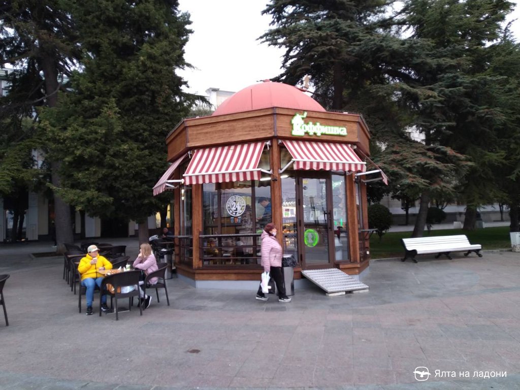 Кофейня «Коффишка» на набережной Ялты