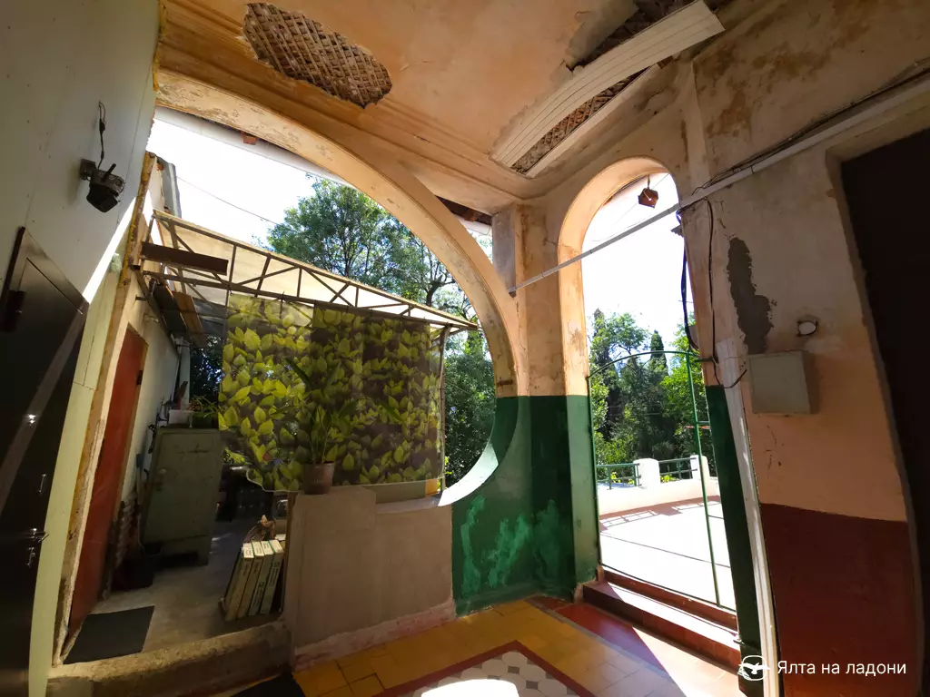 Архитектура модерна во&nbsp;входной группе бывшего дома купца Фарбштейна в&nbsp;Ялте, улица Кирова, 85