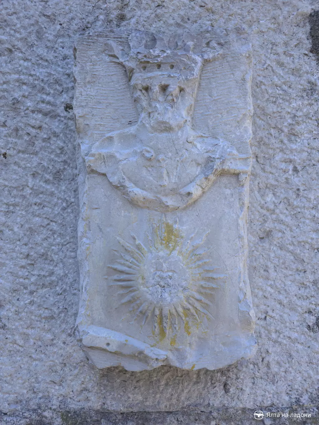 Фамильный герб Мазераки на улице Войкова в Ялте