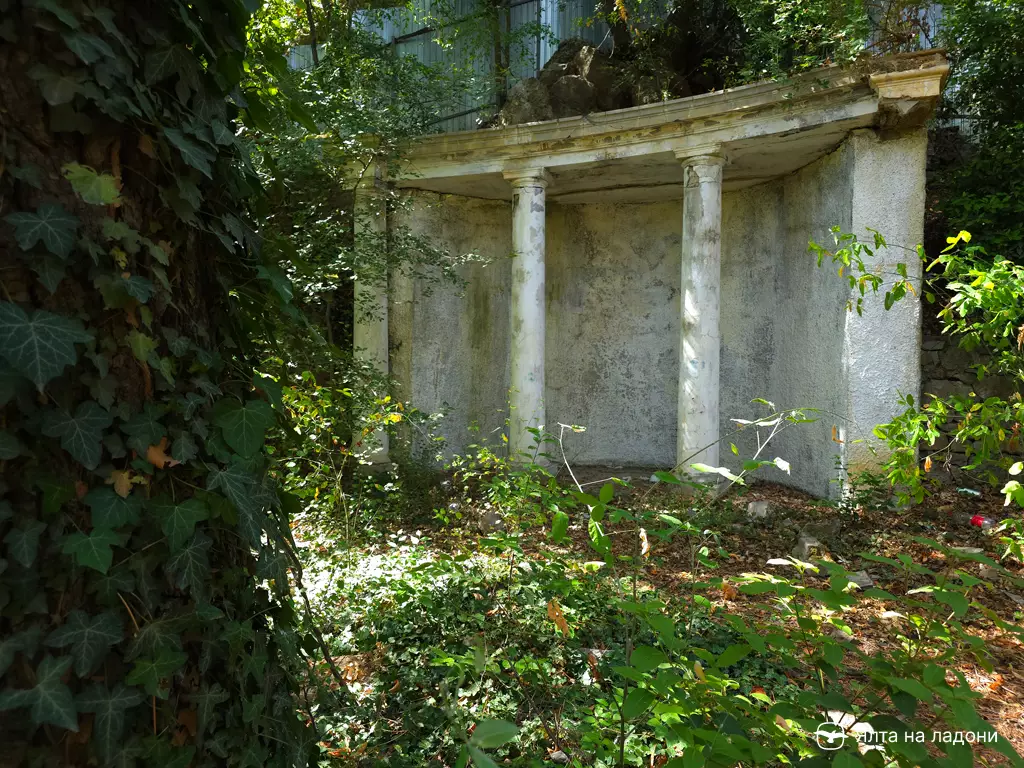 Колоннада в парке Остроумова в Ялте, улица Халтурина
