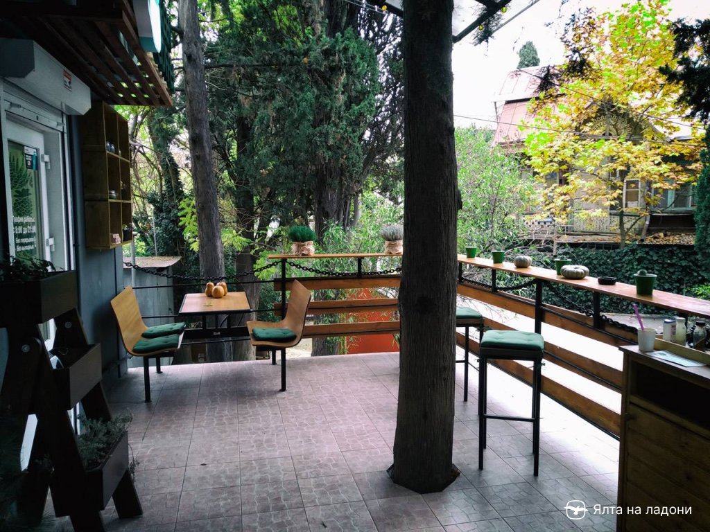 Кофейня «Green Coffee» в парке в Крыму