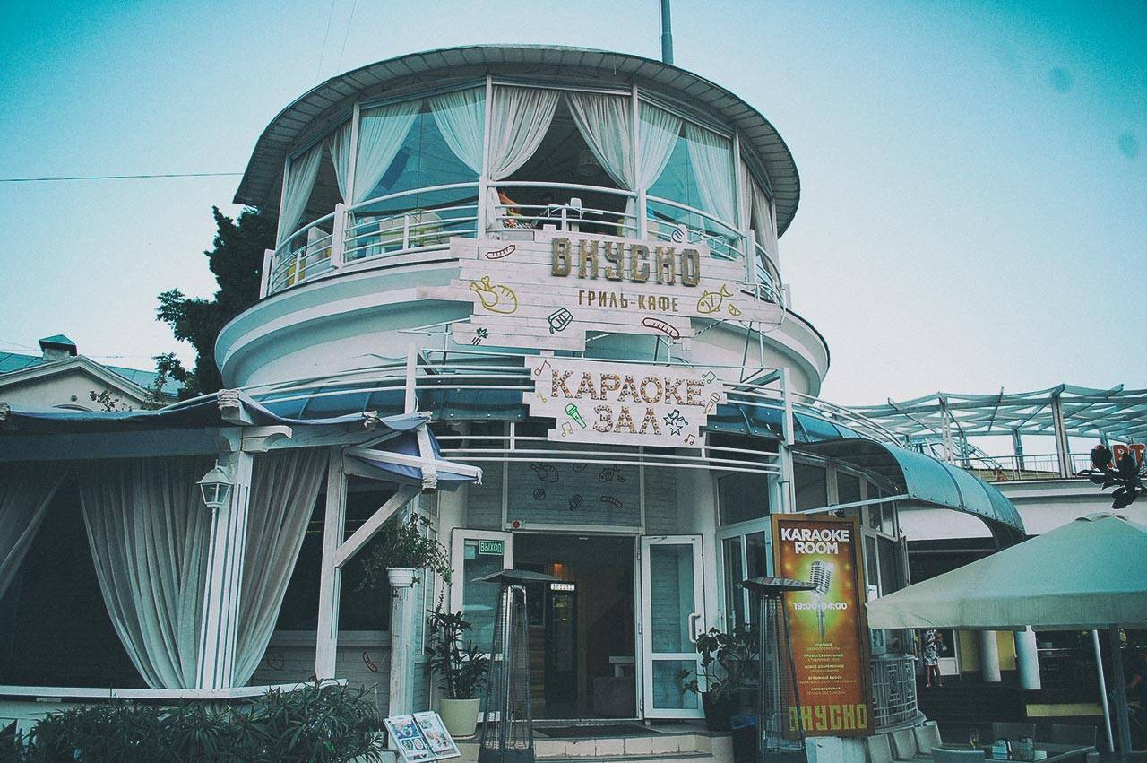 Гриль-кафе «Вкусно» на набережной в Крыму