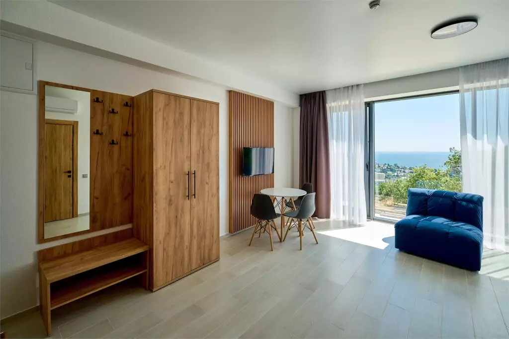 Апартаменты с частичным видом на море без балкона в гостевом доме МореЯлта в Крыму