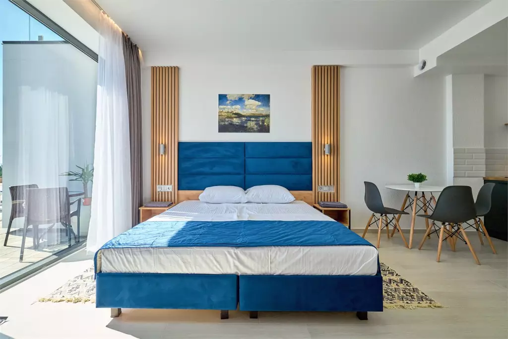 Апартаменты с прямым выходом к бассейну в гостевом доме МореЯлта в Крыму