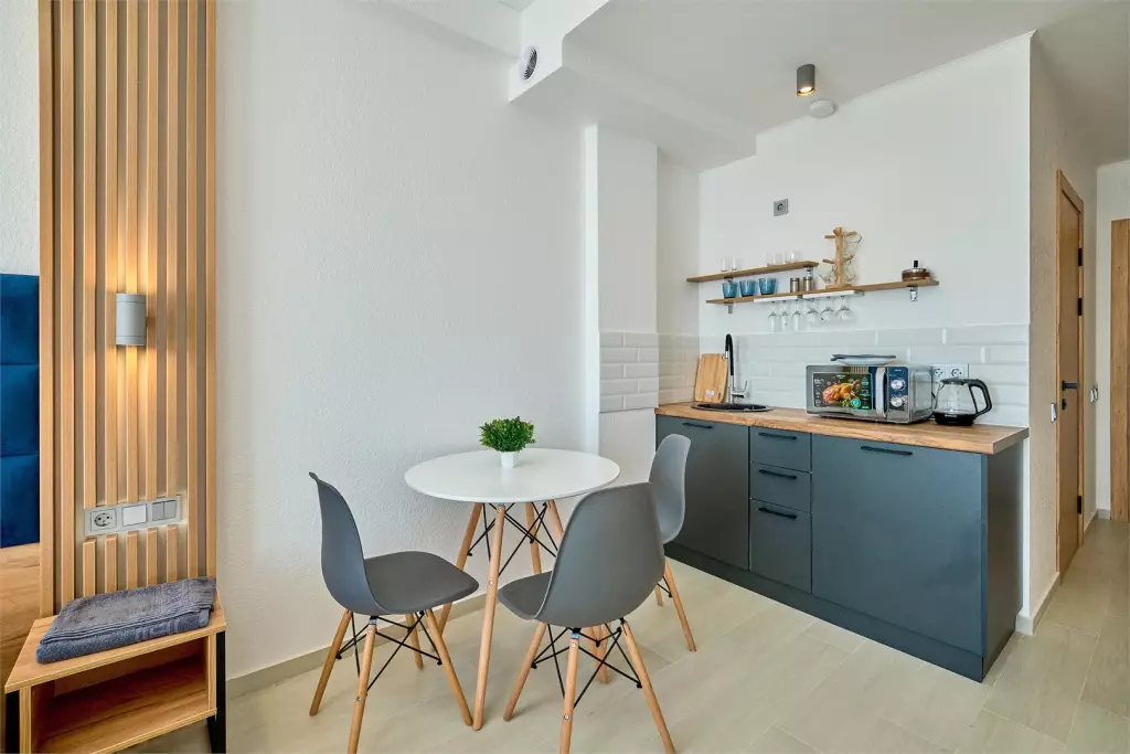 Апартаменты на четверых с выходом к бассейну в гостевом доме МореЯлта в Крыму