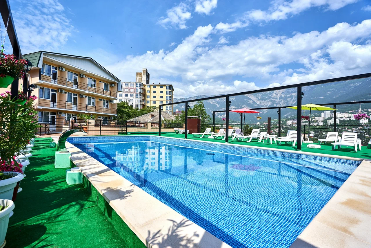 Круглогодичный открытый бассейн с подогреваемой водой в гостинице Крымская Ницца в Крыму