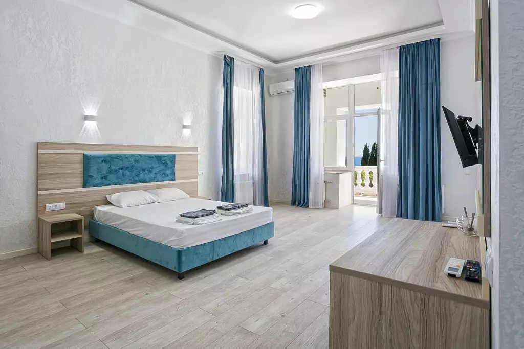 Номер полулюкс в&nbsp;отеле Ампир с&nbsp;видом на&nbsp;море и&nbsp;парк, Симеиз